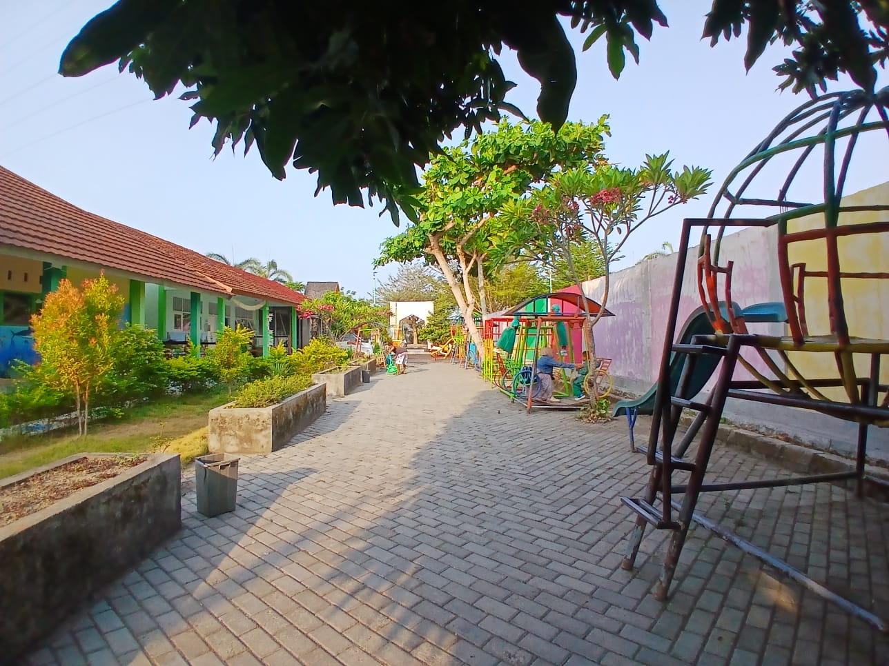 Halaman & Area Bermain 1
